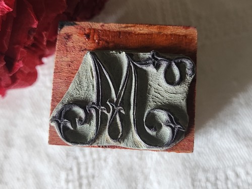 Tampon ancien monogramme M broderie feston collection couture mercerie - Picture 2 of 5