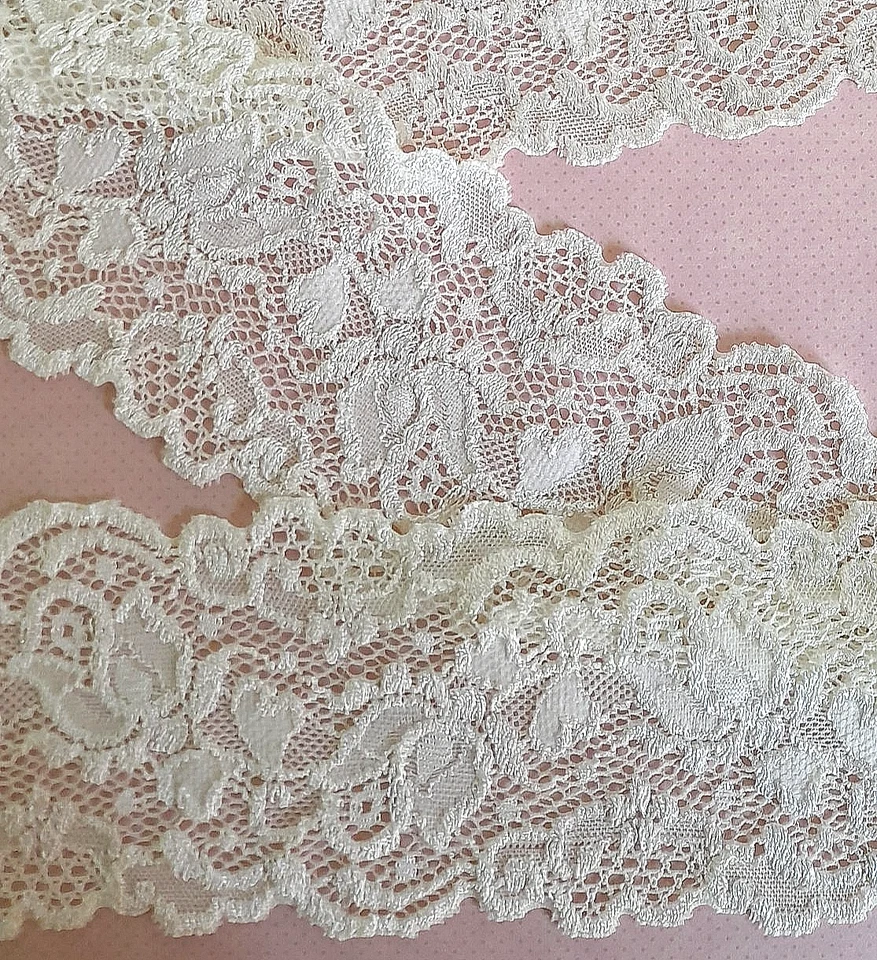 Dentelle ivoire légèrement élastique et brillante au mètre de 7 cm de largeur. - Photo 3/4