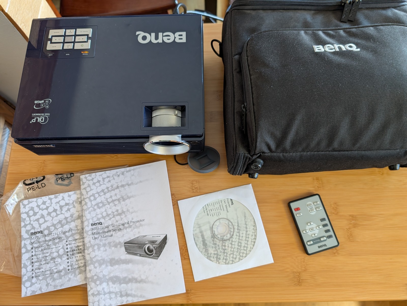 BenQ MP721c projector system: case, remote, original box, manuals, EXCELLENT