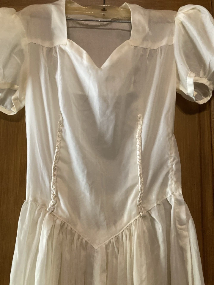 Antiguo vestido de fiesta de jardín marfil satinado transparente de principios de 1900 para damas jóvenes excelente estado Foto 2 de 4