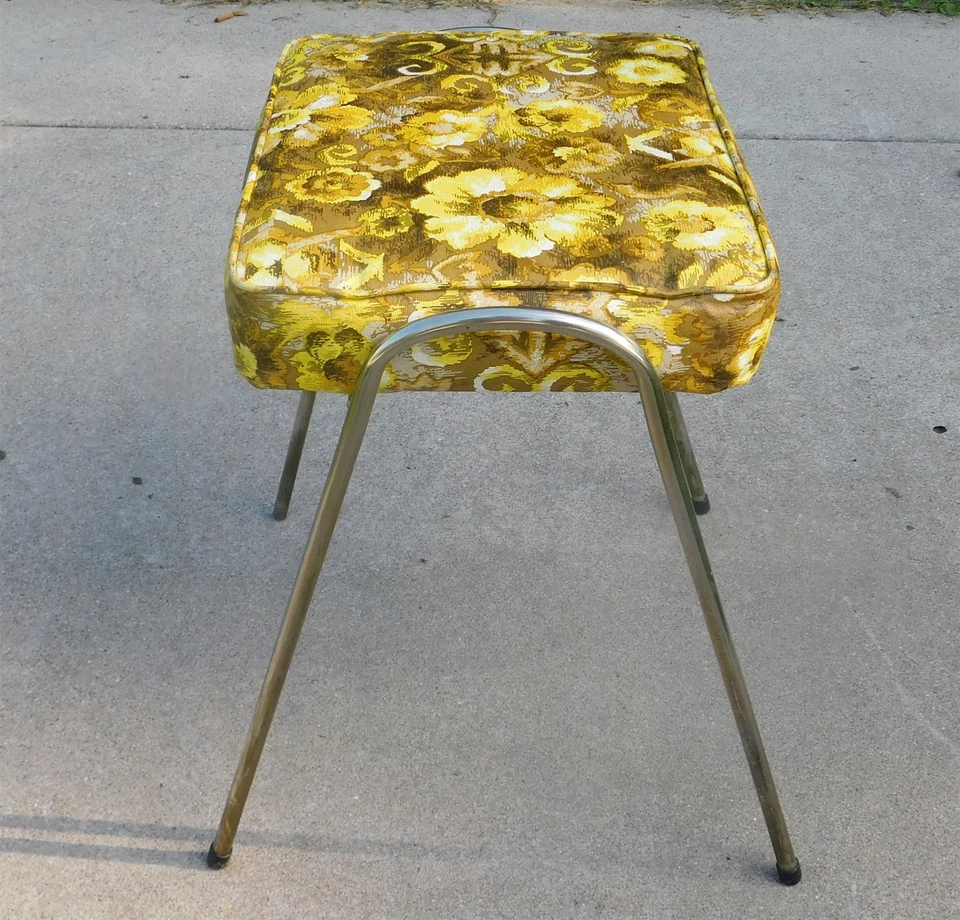 Reposapiés otomano amarillo vara dorada vinilo moderno de mediados de siglo Acme cromado de colección Foto 3 de 4