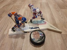 2 Eishockey Figuren und Eishockey Puck mit Autogramm von Mark Messier