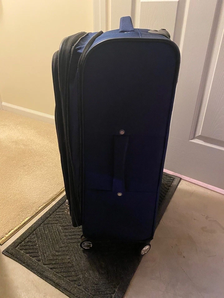 Equipaje giratorio lateral suave Protege 29”-almacenamiento-rollos Foto 2 de 4