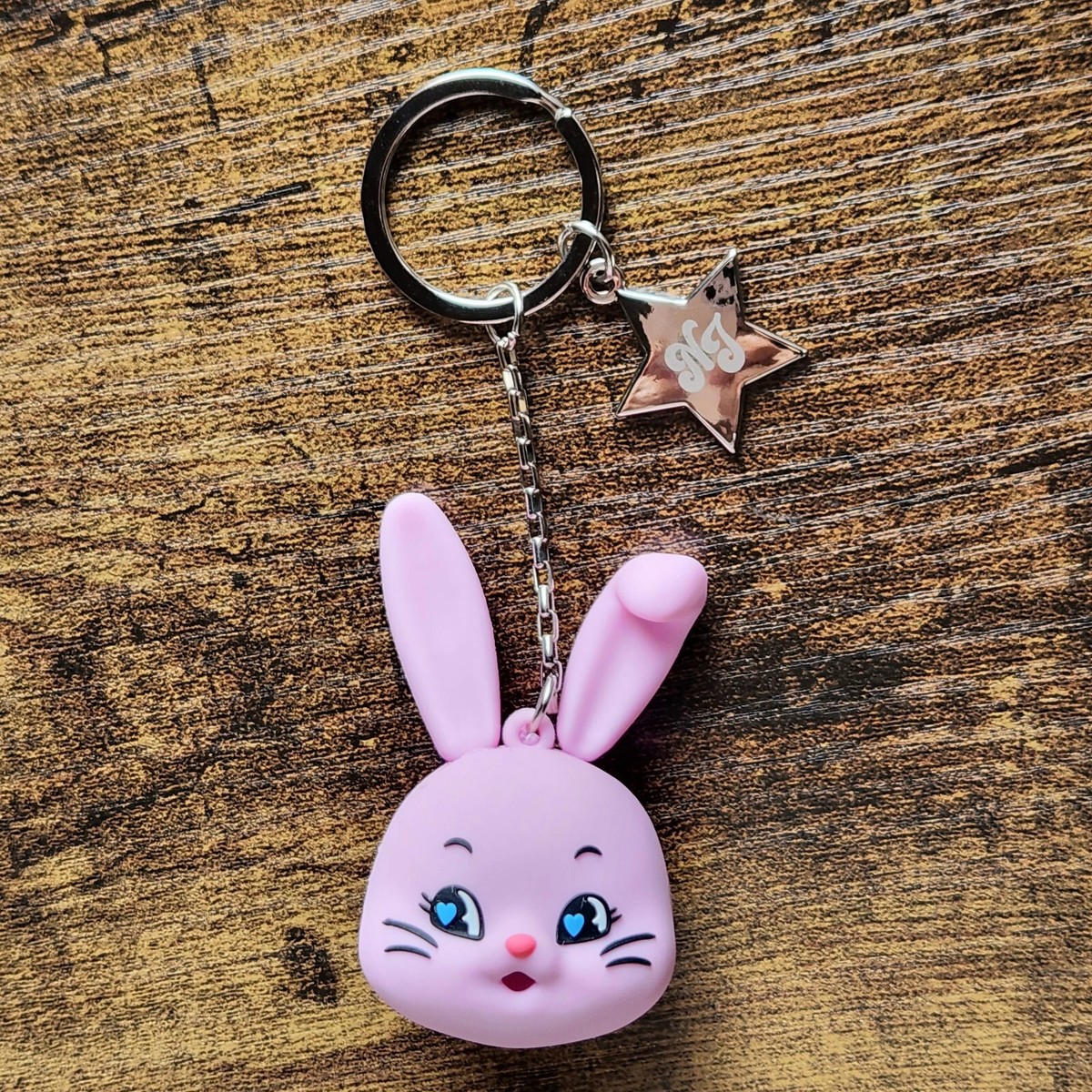 newjeans fluffy keyring TOKKI ピンク Official] NewJeans Tokki Fluffy Keyring – NewJeans Universe