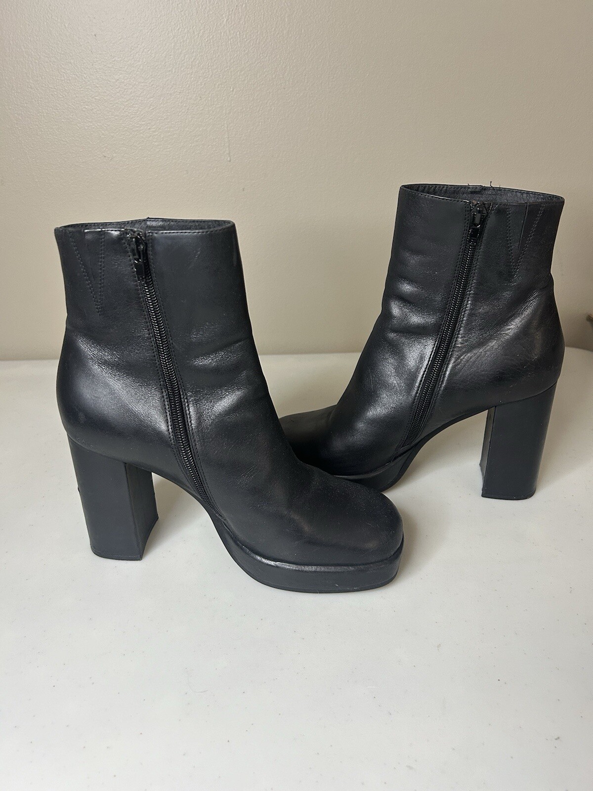 Jeffrey Campbell Bootie Platform Heel Distressed  Black Leather Zip Size 9 EUC