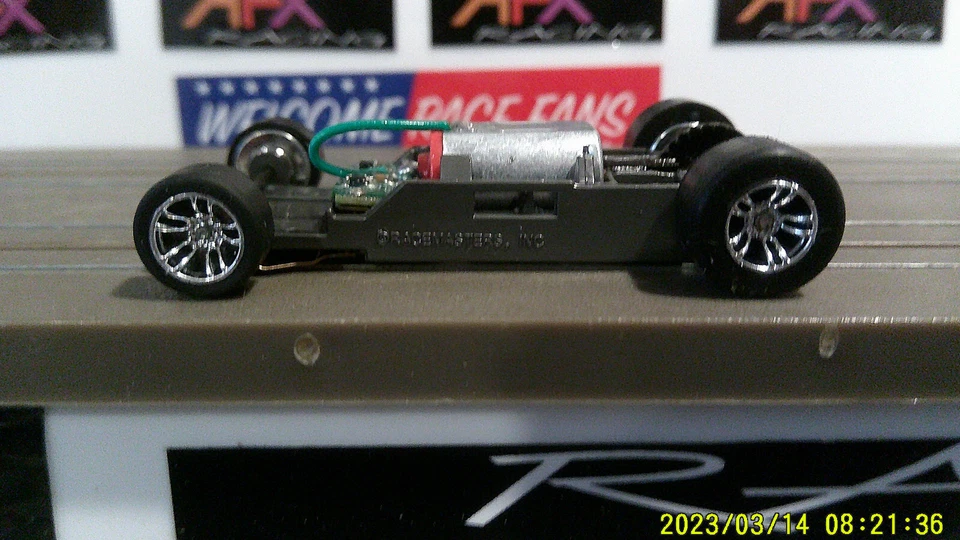 AFX RACING H.O. ESCALA MEGA G+ 1.7 CHASIS ESTRECHO CROMO ESTILO EN LÍNEA CÁMARA ROJA Foto 2 de 4