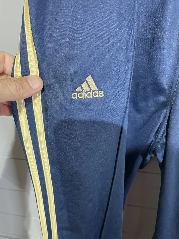 Pantalones deportivos Adidas Notre Dame cortavientos azul marino con 3 rayas grandes para hombre Foto 3 de 4