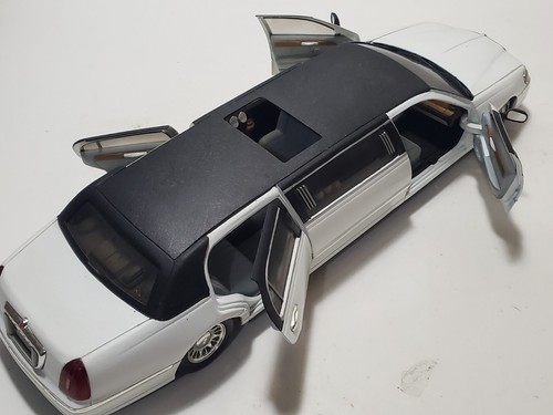 Sun Star 1999 Lincoln Town Car Stretch Limousine 1:18 Scale Diecast 2000 Model - Picture 14 of 15