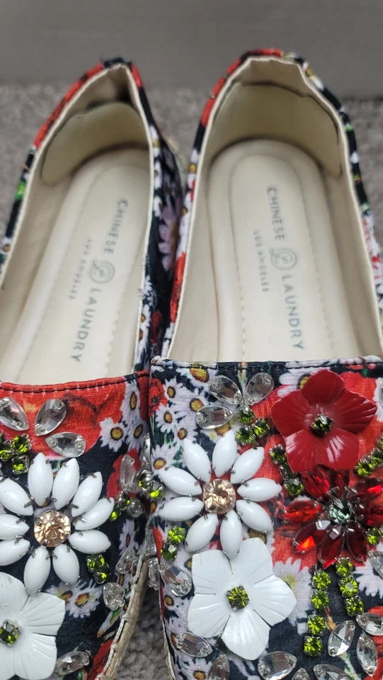 Planos Hayden Chinese Laundry para mujer rojos florales con joyas - talla 8 - usados en excelente estado Foto 3 de 4