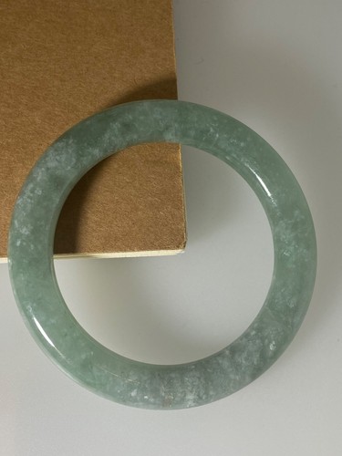 Brazalete de jade moteado verde Celadon. Peso: 58,7gr. Circunferencia: 21cm. - Imagen 3 de 5