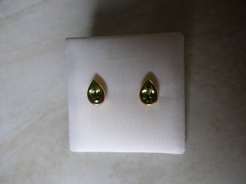 PAIR OF 9 CARAT GOLD PEAR SHAPE PERIDOT STUD EARRINGS MADE IN UK BRAND NEW IN BO - Picture 4 of 5