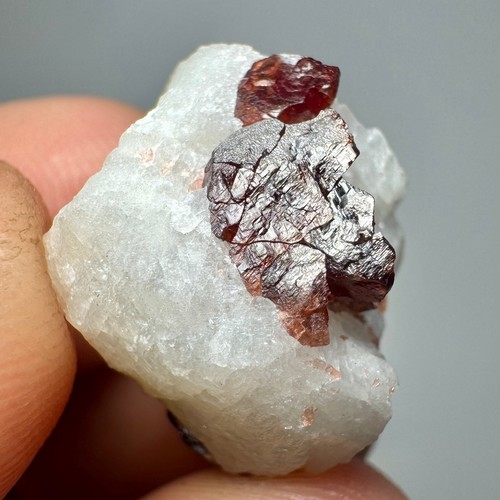Cristales grabados en albita granate espesartina roja superior bien terminados de 21 quilates - Imagen 8 de 12