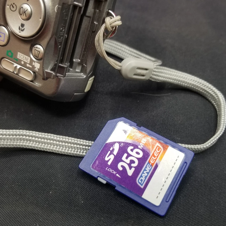 Nikon Coolpix L2 6.0MP Silver Digital Camera Case SD Card Tested - Image 4 of 4