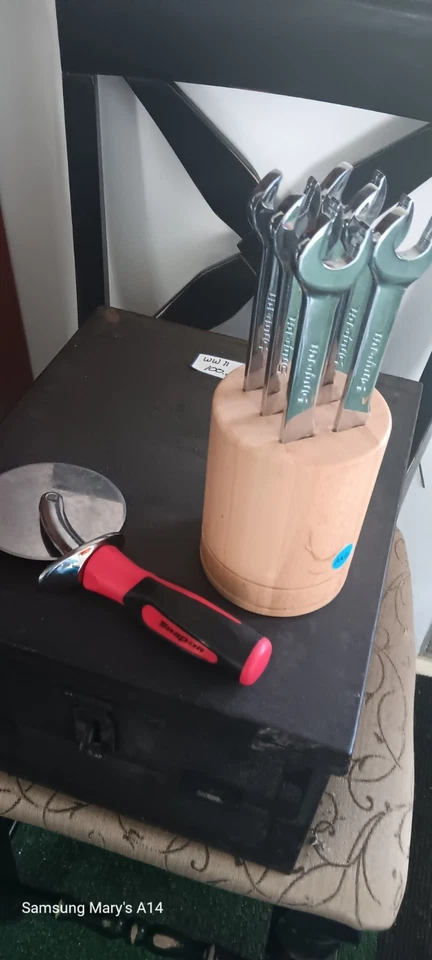 Juego de 6 cuchillos para carne de acero inoxidable con llave a presión con bloque de madera Foto 2 de 3