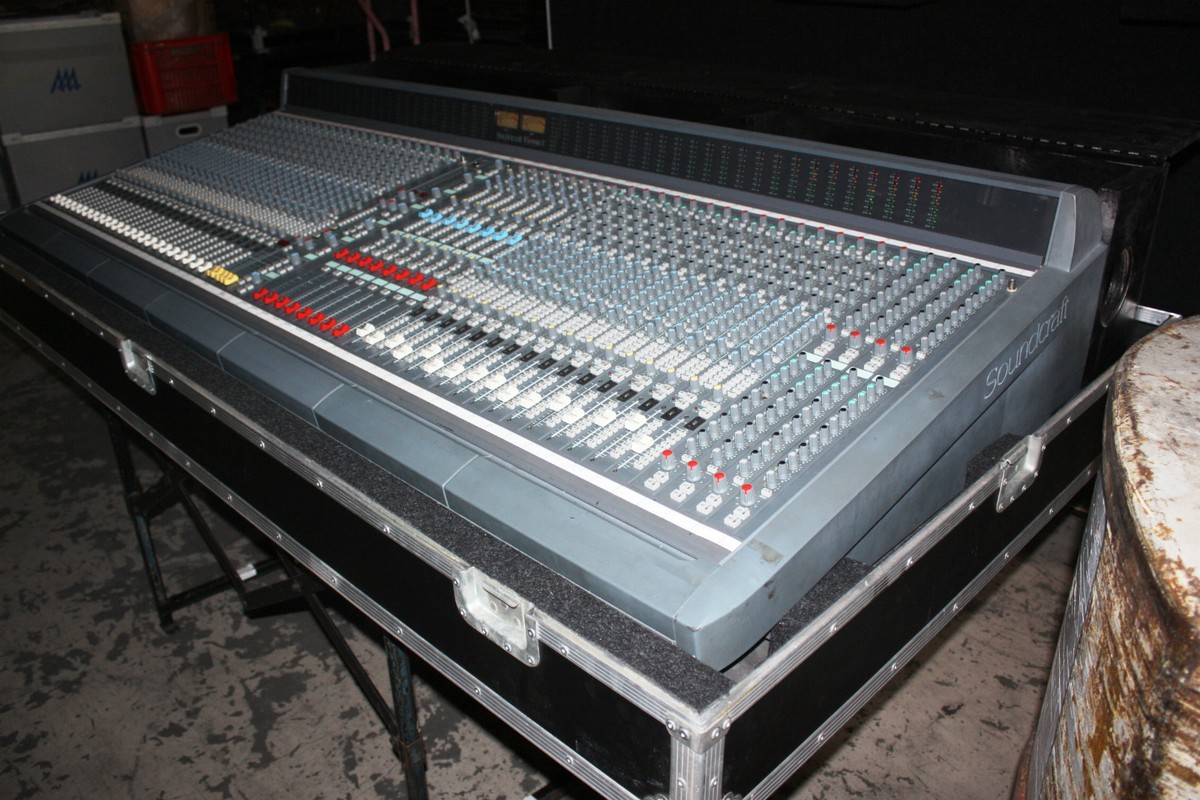 Soundcraft Vienna 2 40ch VCA mixing desk in road case large format