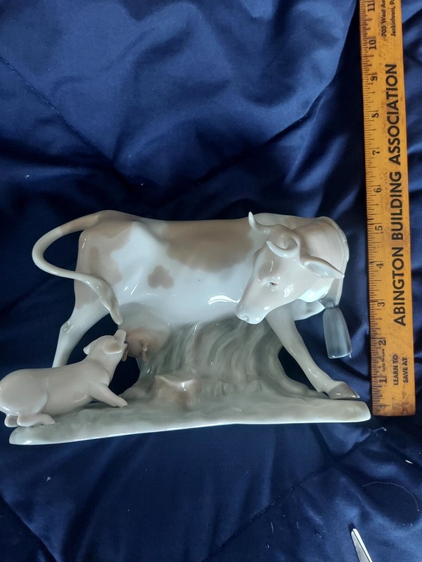 Lladro cow with suckling pig #4640 8.75 x 6.25 MINT