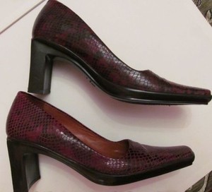 bcbg snakeskin pumps