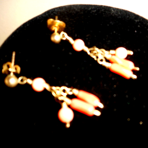 Collar y pendientes perforados artesanales de cadena con cuentas pequeñas de coral ángel relleno de oro de colección - Imagen 3 de 7