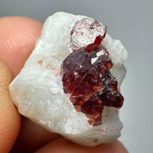Cristales grabados en albita granate espesartina roja superior bien terminados de 21 quilates - Imagen 7 de 12