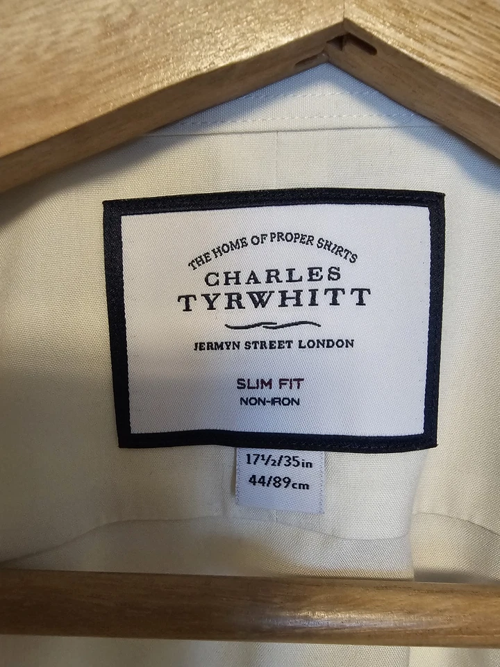 Camisa de vestir Charles Tyrwhitt 17,5-35 crema calce ajustado cuello extendido sin planchar Foto 2 de 3