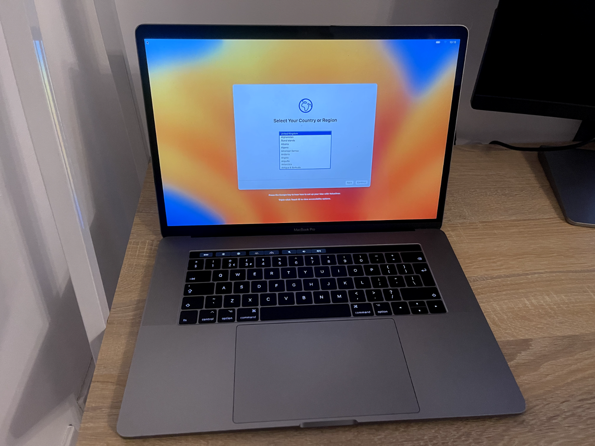 Apple Macbook Pro 2017 15-inch Laptop Core i7 16GB RAM 256GB SSD