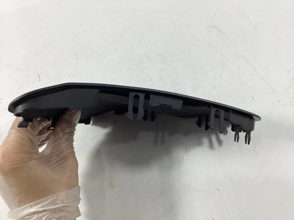 BMW 550i xDrive 2011-2016 cubierta trasera izquierda del lado del conductor cubierta de altavoz moldura OEM. Foto 3 de 4