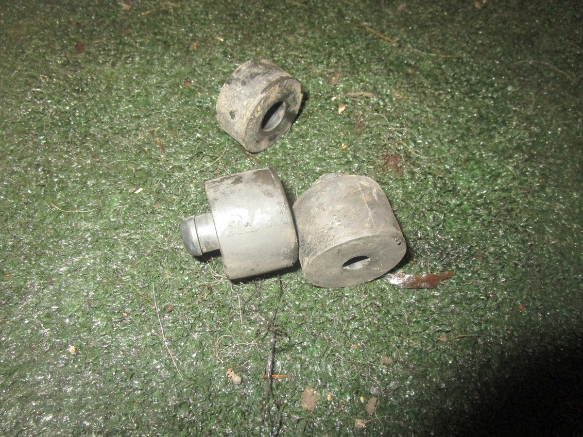 2000 Kawasaki Ninja ZX1200 ZX 1200 12 ZX12 REAR TANK MOUNTS RUBBER