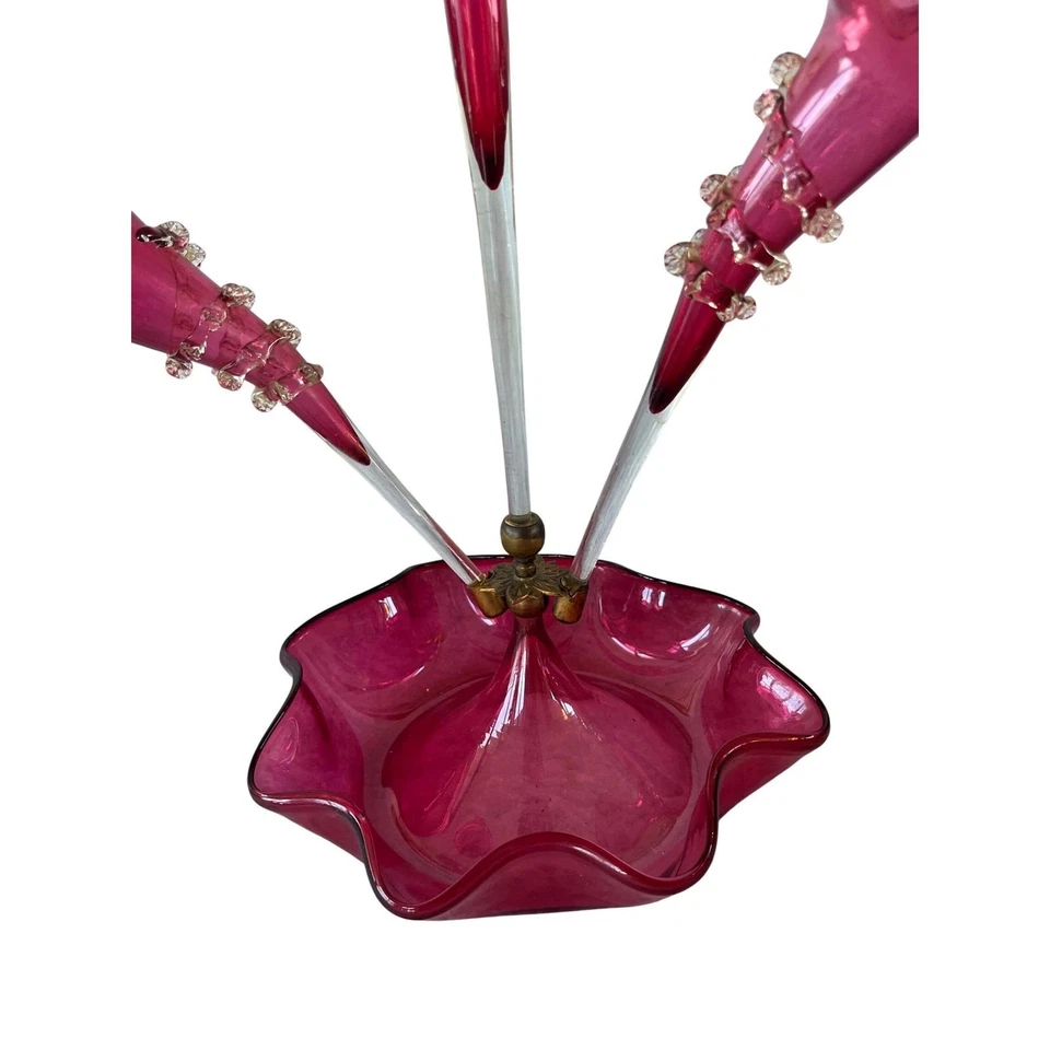 Flor trompeta victoriana de vidrio de arándano Epergne con acento de base de latón Foto 2 de 4