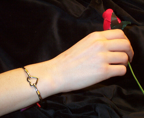 Amour Silver Heart Bangle Bracelet Nice for Her Special Day USA Seller WOW - Foto 1 di 1