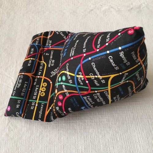 CELL PHONE HOLDER - CLOTH MAP of NYC STREETS - WEDGE SHAPE with BEAN BAG BASE - Photo 2 sur 3