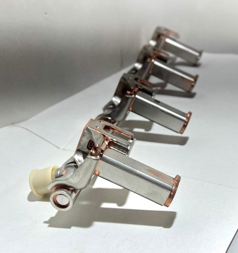 Genuine Fuel Injector Rail For 5.0 V8 Land Range Rover Jaguar LR077734 C2Z31659 - Picture 4 of 9