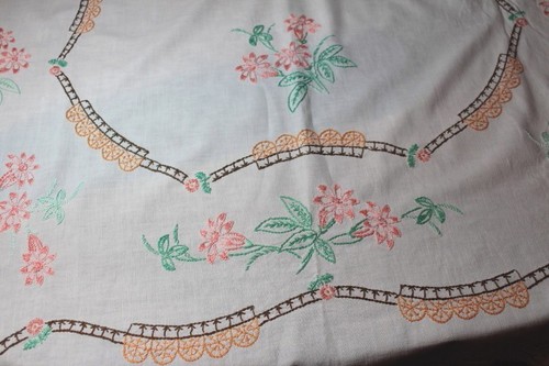 PINK EASTER LILY BOUQUETS & HEART BOBBIN LACE VTG GERMAN LARGE SPRING TABLECLOTH - Picture 9 of 12