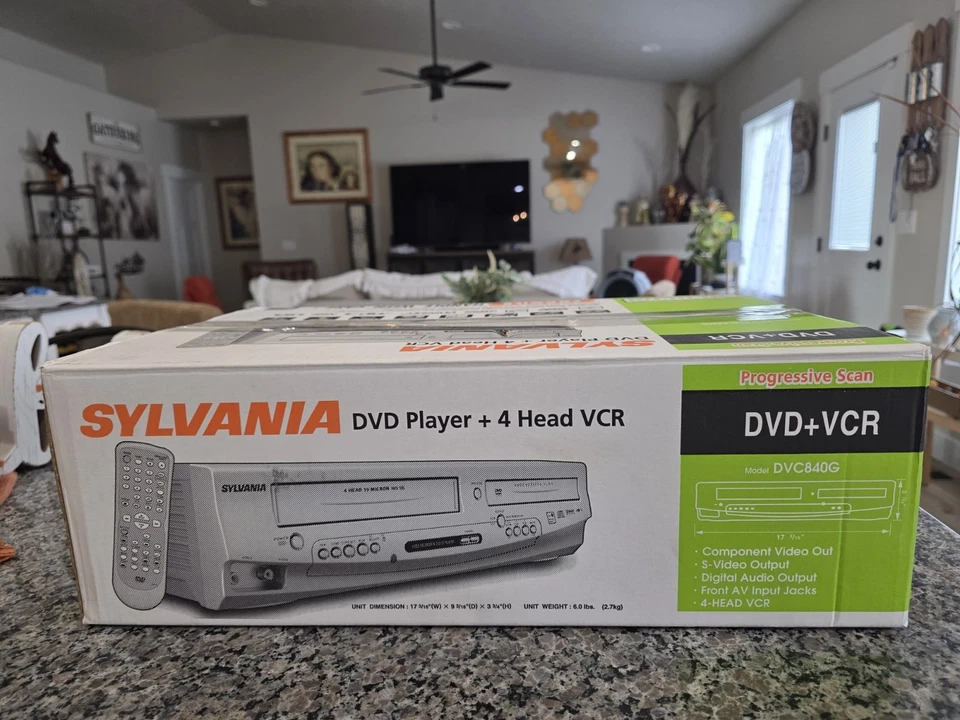 SYLVANIA DVC840G Reproductor de DVD VCR Combo 4 Cabezales HQ Grabadora VHS NUEVO Caja Abierta Plateado Foto 2 de 4