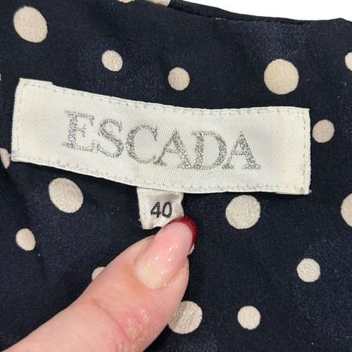 Escada dunkelblau gepunktetes Seiden Midikleid Rüschen V-Ausschnitt ärmellos Gr. 40 - Bild 4 von 7