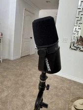 Shure MV7 with Tripod 