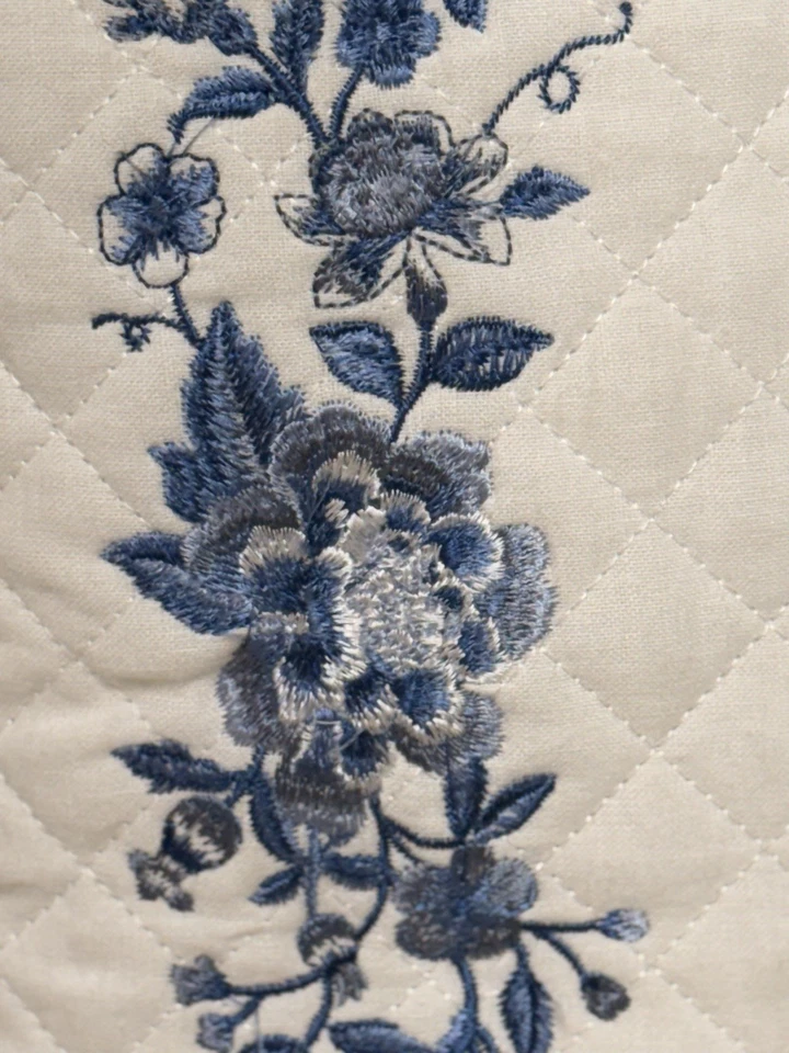 Almohada rectangular acolchada blanca con bordado azul Laura Ashley Foto 2 de 3