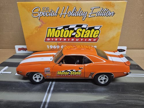LANE EXACT DETAIL ACME 1:18 1969 CHEVY CAMARO Z28 2019 SPECIAL HOLIDAY CAR - Picture 2 of 12