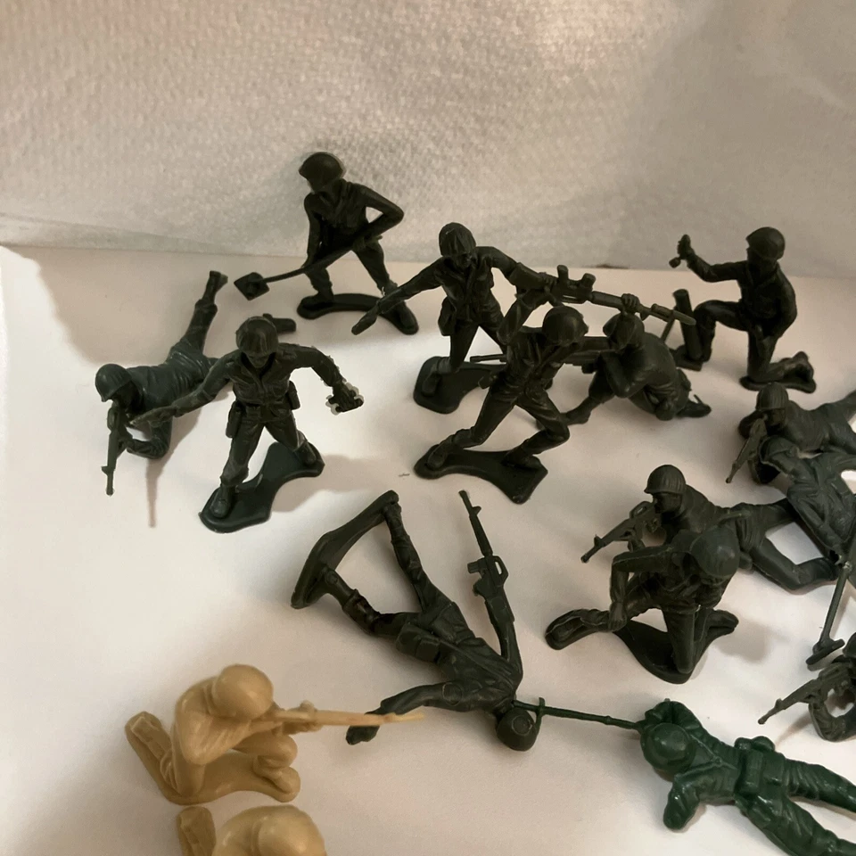 Soldados de juguete de plástico verde y tostado de 2" del ejército para hombres, lote de 30 hombres USADOS Foto 3 de 4