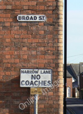 Foto 6x4 Gusseisen Straßenschilder Stratford-upon-Avon The "No Coaches c2011