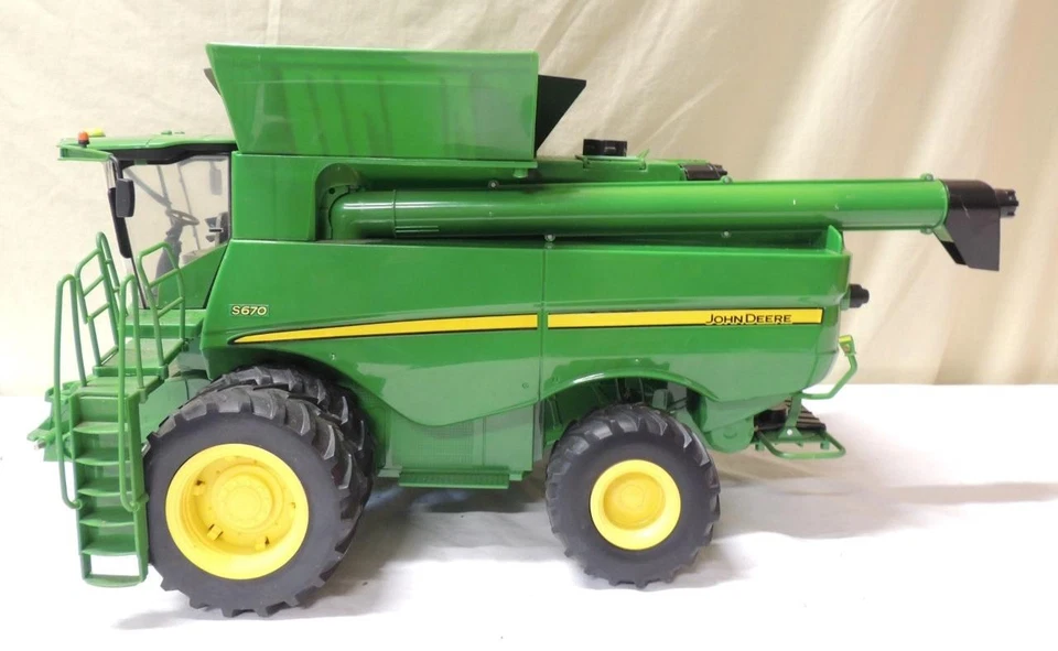 ERTL Big Farm JOHN DEERE S670 1/16 Scale COMBINE Farm Toy w/ Lights & Sound - Image 4 of 4