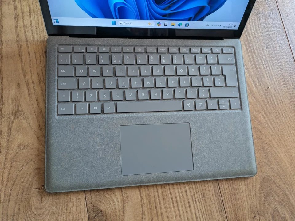 Microsoft Surface Laptop i5 7200U 2.7GHz 128GB SSD 4GB RAM 13.5" Touchscreen - Image 3 of 4