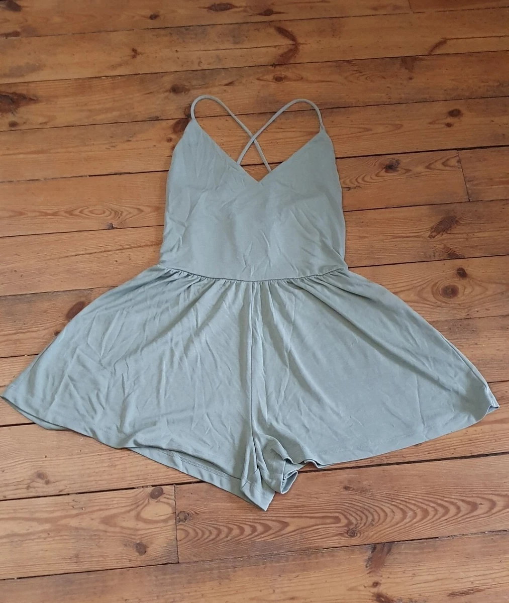Forever New - Robe longue à ourlet plongeant avec fleur dorée à