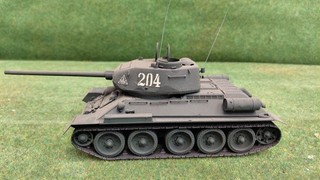 Modelo de tanque 1:35 construido tanque de combate soviético T 34 (PM137)