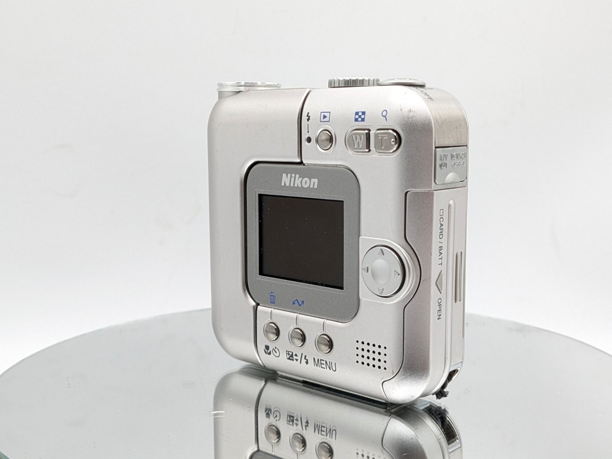 Nikon SQ, a 3mp swivel lens digital camera