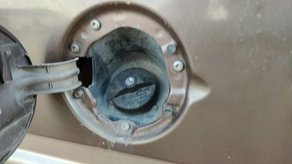 Conjunto de cuello de llenado de combustible Chevy Suburban 1992-1999 con tapa de gasolina OEM 15644293 Foto 2 de 2