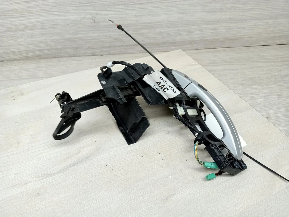 FORD FOCUS DOOR HANDLE 	 OUTER, RH FRONT, LW, COLOUR CODED, W/ KEYLESS ENTRY TYP - image 3 of 4