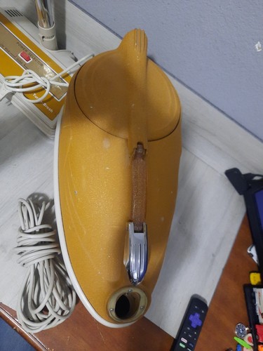 Vintage Compact Electra C-9 Vacuum With Accessories And Carpet Cleaner  - Picture 10 of 15