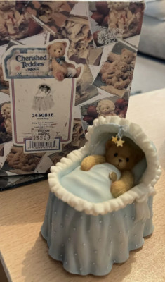 Cherished Teddies ''IT'S A BOY'' Baby Junge im Stubenwagen 745081E Sammelfigur