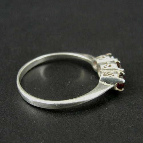 Ring Silver Garnet Red 3 Stone Band Sterling 925 Size 7.75 Ring Band - Picture 3 of 4