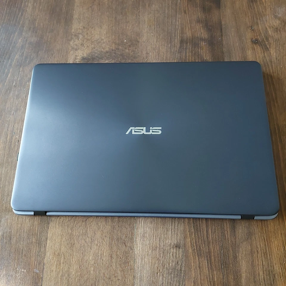 Laptop ASUS Vivobook 17, OVP, Notebooktasche, Wireless-Mouse, Pikachu Mousepad - Bild 2 von 4